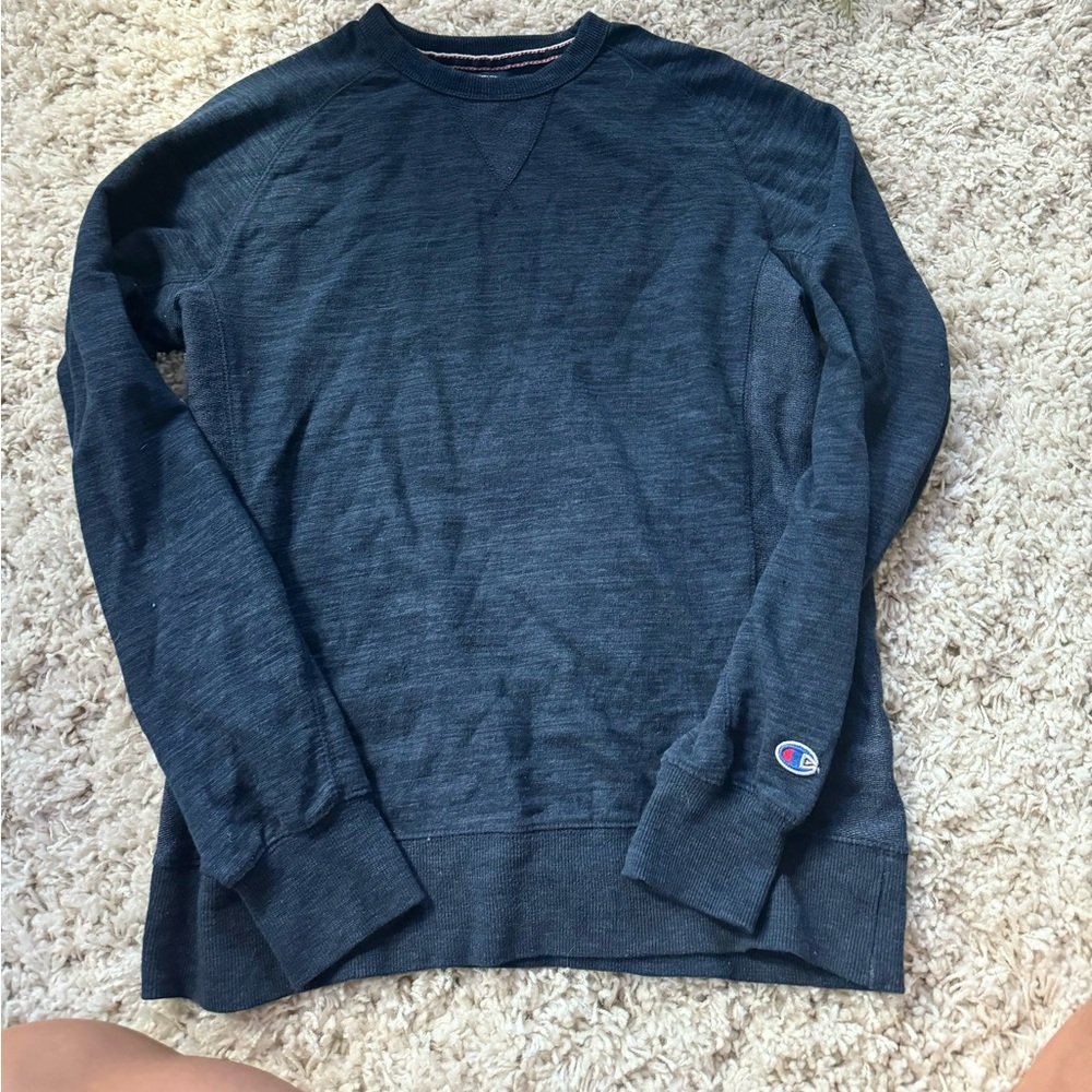 Navy blue Champion crewneck durable bulky thick sweatshirt.